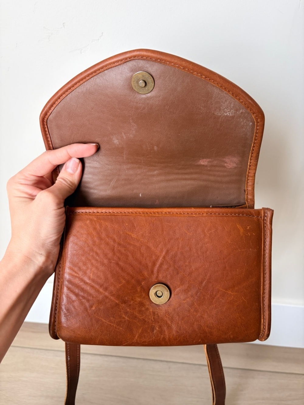 Nena & Co Tesoro Crossbody Wallet in Cafe - Picture 7 of 8